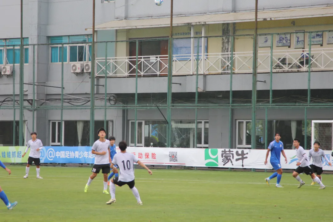 国内足球联赛升降级压力增大，俱乐部备战全力