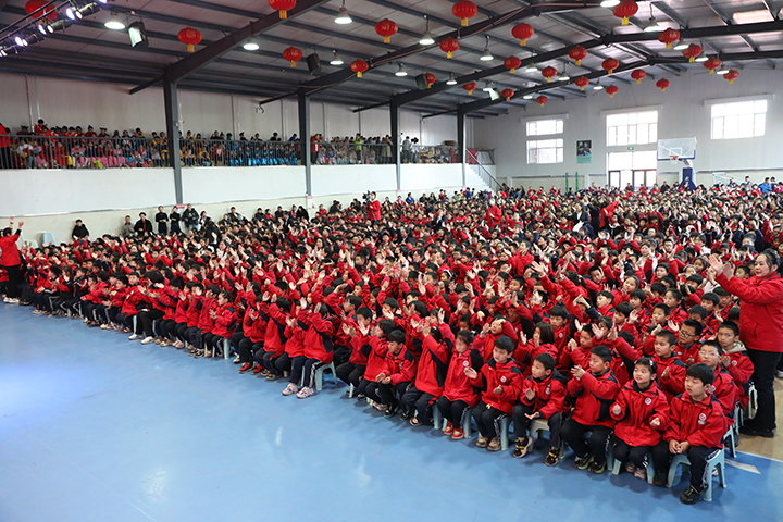 精彩比赛现场掌声不断，气氛热烈
