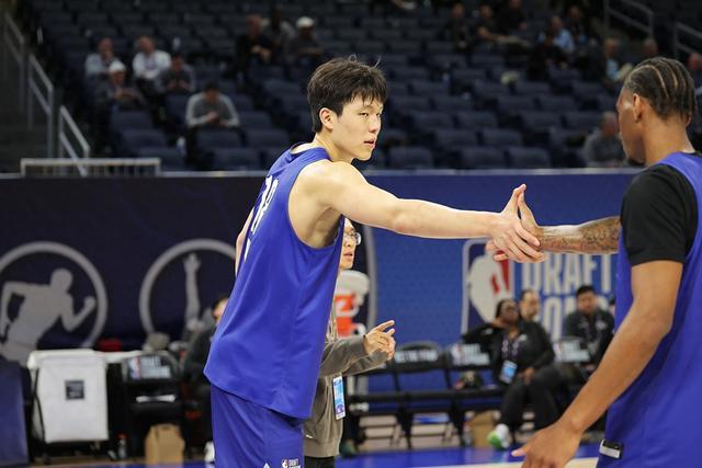 杨瀚森父母启程前往美国陪儿子参加NBA选秀大会(杨瀚儒简介)