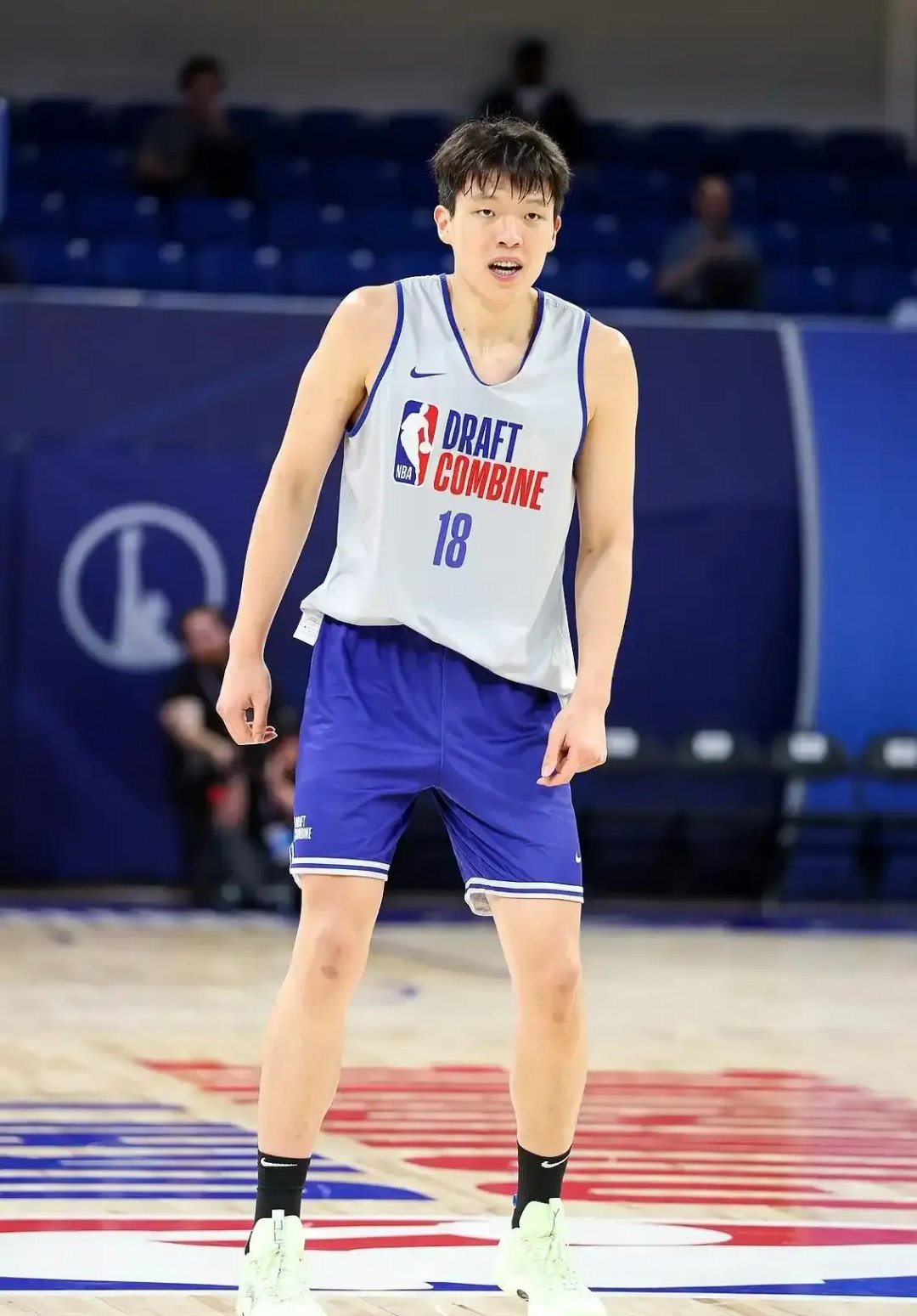 开云体育-杨瀚森在洛杉矶进行训练与球哥等人同场竞技(杨瀚森篮球训练日常)
