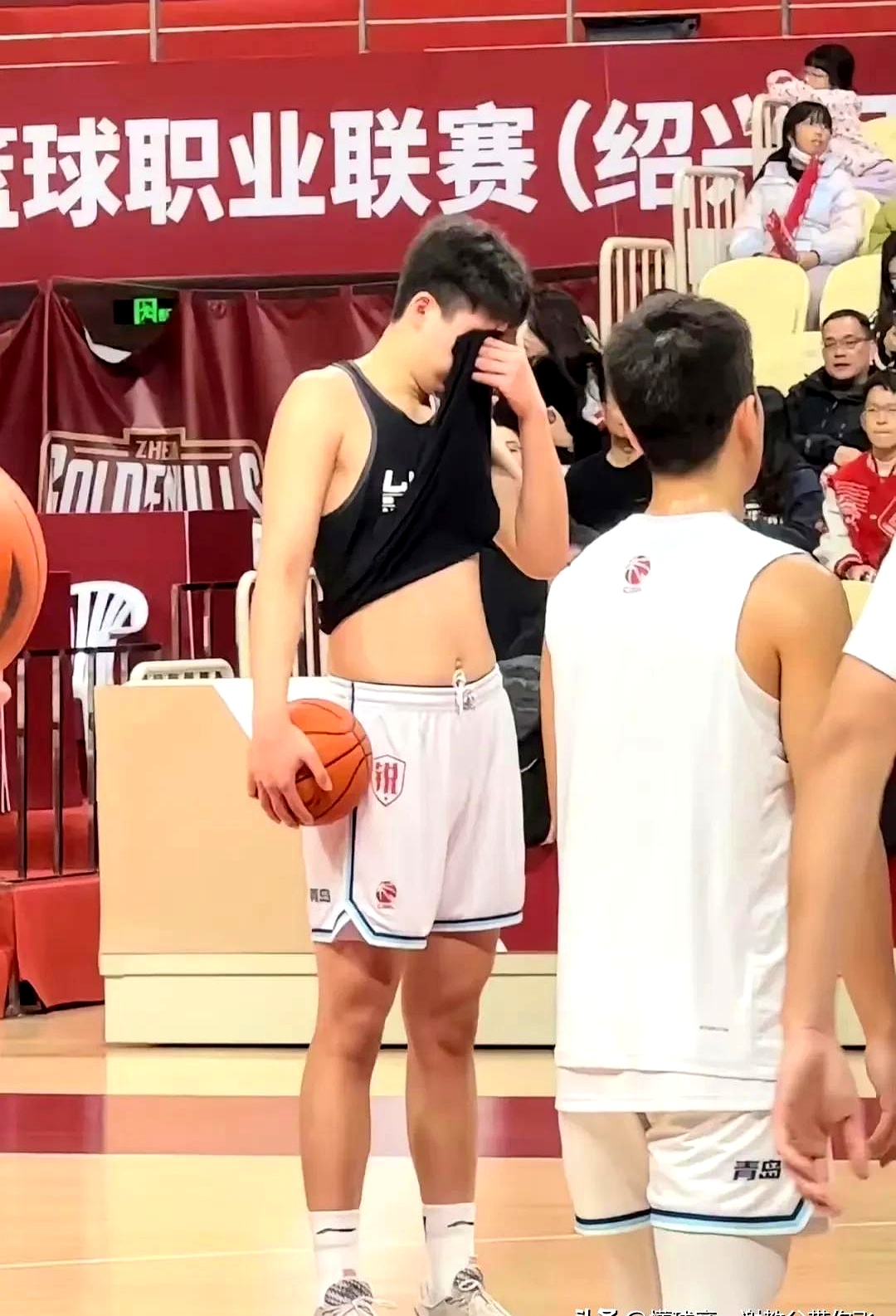 杨瀚森在洛杉矶进行训练与球哥等人同场竞技(杨瀚森篮球训练日常)