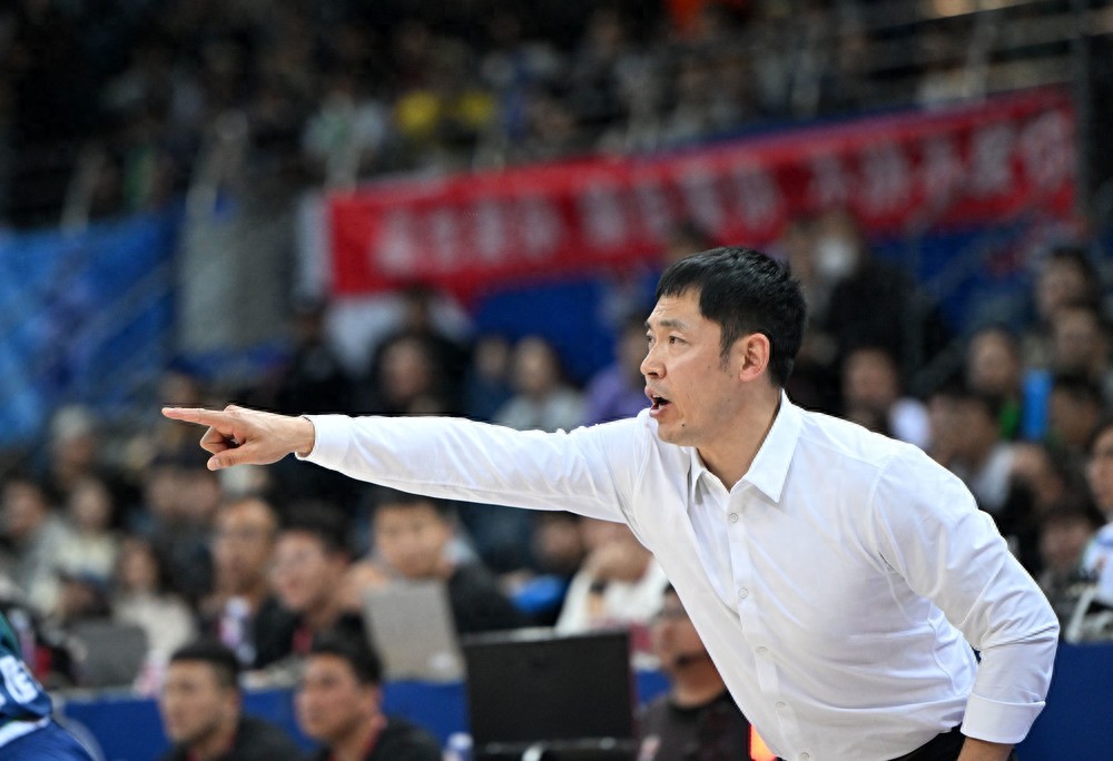 北控闵鹿蕾因个人原因辞职聘请张庆鹏担任主教练的简单介绍